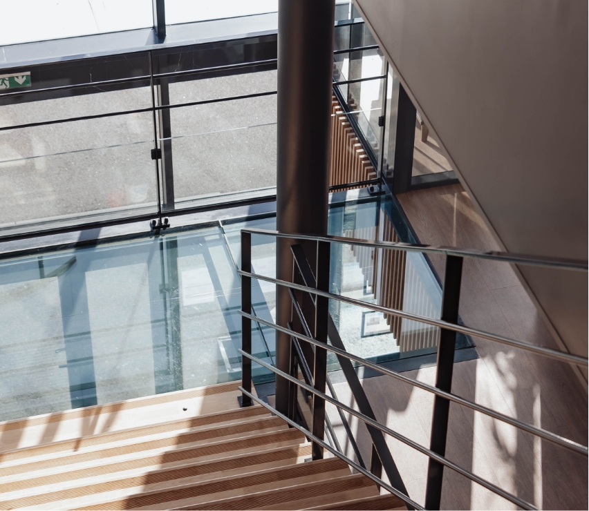 Initialement spécialisé dans la rénovation d’ensembles commerciaux, le Groupe a développé une solide expérience dans tous les domaines de la construction :